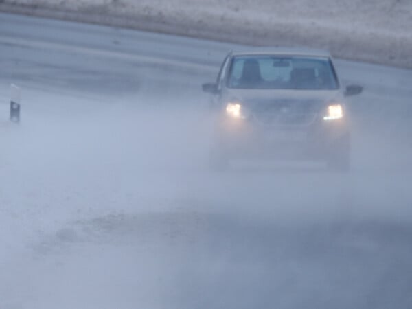 Am Freitag werden in Deutschland verbreitet Schneeverwehungen erwartet – entsprechend ist mit Behinderungen im Verkehr zu rechnen.