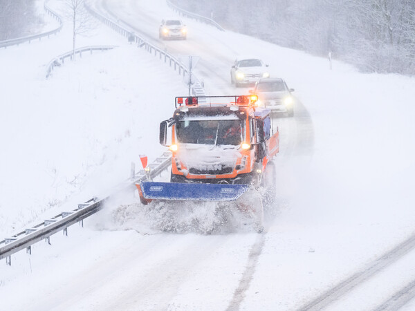 Ein Räumfahrzeug fährt bei Schneefall auf dem Messeschnellweg in der Region Hannover. +++ dpa-Bildfunk +++