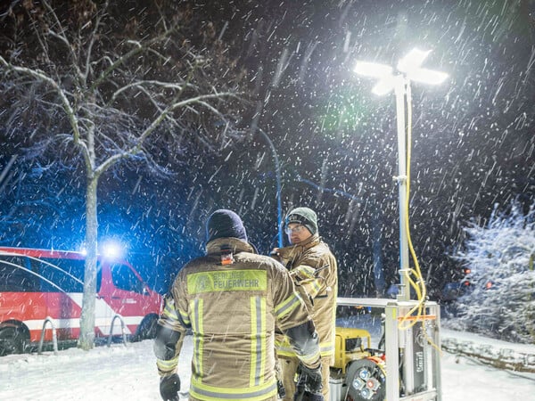 Einsatzkräfte der Berliner Feuerwehr stehen vor einem Generator-Lichtmast an einer Katastrophenschutz-Kontraktstelle vor der Carl-Schuhmann-Sportanlage im Stadtteil Lichterfelde während eines Stromausfalls. Nach dem Brand einer Kabelbrücke ist im Südwesten Berlins für 50.000 Haushalte und 2.000 Gewerbebetriebe der Strom ausgefallen. +++ dpa-Bildfunk +++