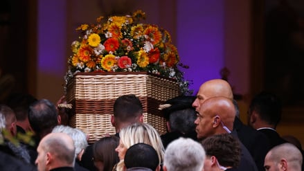 Sargträger tragen den Sarg in die Kirche Notre-Dame de l’Assomption, wo am 7. Januar 2026 in Saint-Tropez im Südosten Frankreichs die Trauerfeier für die verstorbene französische Schauspielerin Brigitte Bardot stattfindet.