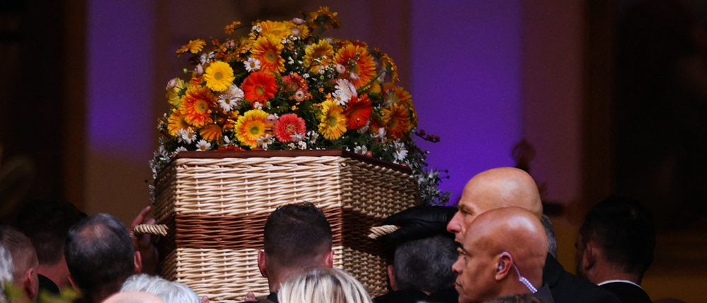 Sargträger tragen den Sarg in die Kirche Notre-Dame de l’Assomption, wo am 7. Januar 2026 in Saint-Tropez im Südosten Frankreichs die Trauerfeier für die verstorbene französische Schauspielerin Brigitte Bardot stattfindet.