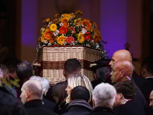 Sargträger tragen den Sarg in die Kirche Notre-Dame de l’Assomption, wo am 7. Januar 2026 in Saint-Tropez im Südosten Frankreichs die Trauerfeier für die verstorbene französische Schauspielerin Brigitte Bardot stattfindet.