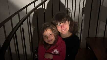 Becca Gollman und Tochter Mila während des Stromausfalls in Berlin-Zehlendorf.
Foto: privat