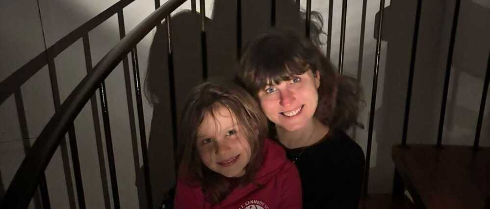 Becca Gollman und Tochter Mila während des Stromausfalls in Berlin-Zehlendorf.
Foto: privat