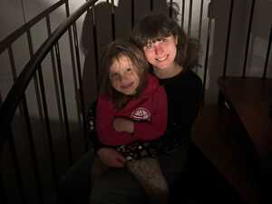 Becca Gollman und Tochter Mila während des Stromausfalls in Berlin-Zehlendorf.
Foto: privat