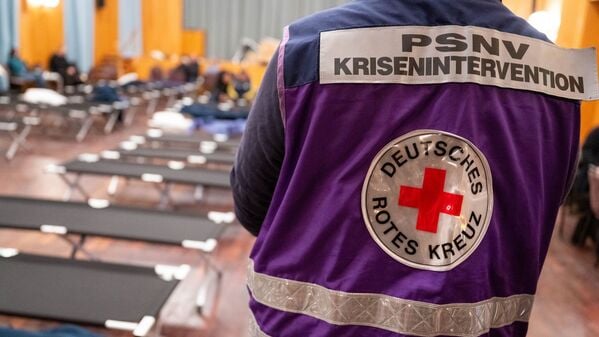 Ein Mitarbeiter vom Deutschen Roten Kreuz (DRK) steht im Bürgersaal vom Bezirksamt Zehlendorf, in dem Feldbetten aufgebaut sind. 