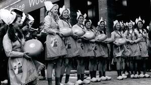 Käse aus Holland und junge Frauen in traditionellen Kostümen begeisterten die Berliner bei der Grünen Woche 1972 für Produkte aus den Niederlanden.