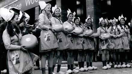 Käse aus Holland und junge Frauen in traditionellen Kostümen begeisterten die Berliner bei der Grünen Woche 1972 für Produkte aus den Niederlanden.