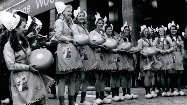 Käse aus Holland und junge Frauen in traditionellen Kostümen begeisterten die Berliner bei der Grünen Woche 1972 für Produkte aus den Niederlanden.