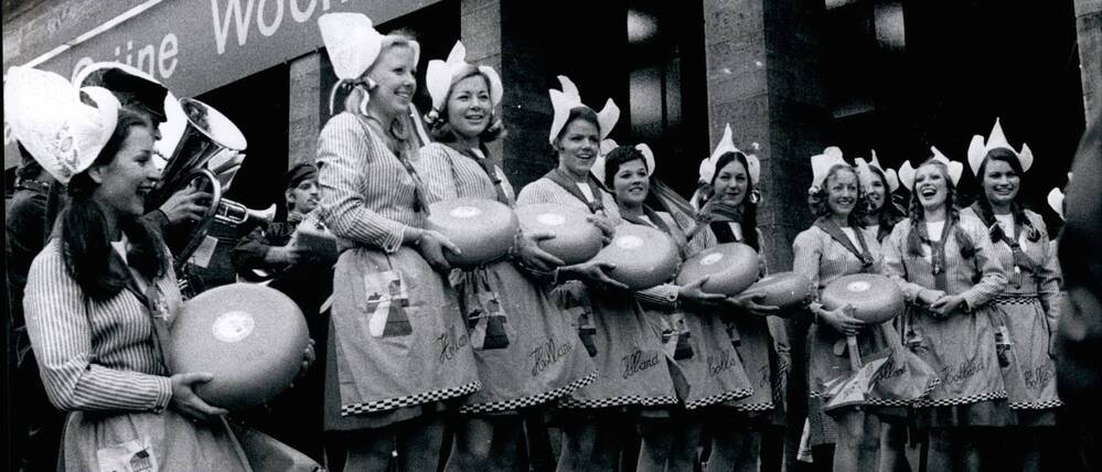 Käse aus Holland und junge Frauen in traditionellen Kostümen begeisterten die Berliner bei der Grünen Woche 1972 für Produkte aus den Niederlanden.
