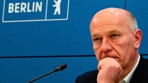 Berlin's governing mayor Kai Wegner attends a press briefing on January 6, 2026 at Berlin's City hall on a massive power outage in Berlin caused by an arson attack of January 3, 2026 . Anger is simmering in parts of Berlin where an arson attack claimed by a far-left group has caused a blackout that has plunged tens of thousands into icy darkness in mid-winter. The power cut in the German capital's leafy southwest, which has also halted local trains and forced the closure of shops, schools and hospitals, has sparked questions about how resilient the country is to sabotage of its critical infrastructure. (Photo by Tobias SCHWARZ / AFP)