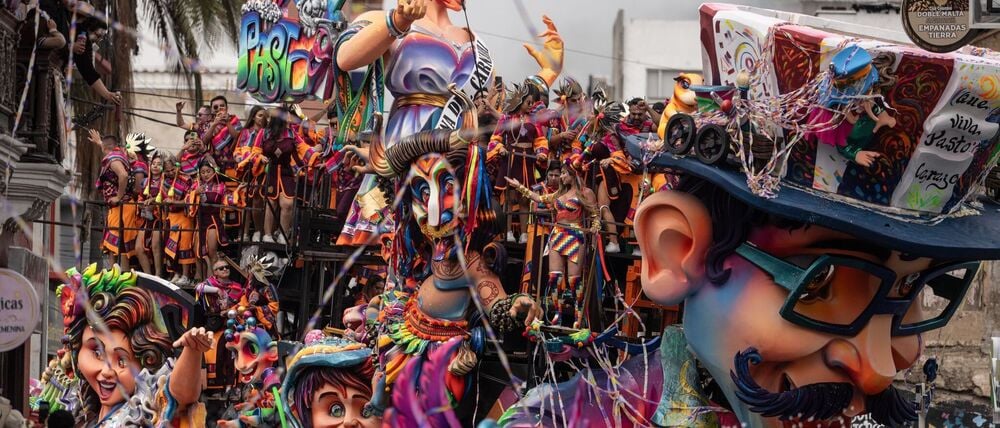 Farbenfrohe Wagen zogen durch die Stadt Pasto im Südwesten von Kolumbien. 