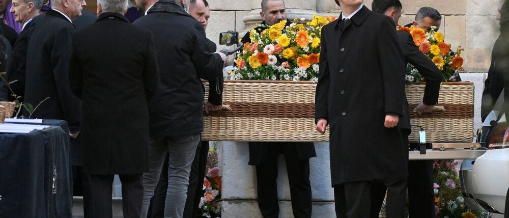 Der Sarg der Schauspielerin Brigitte Bardot wird zur Trauerfeier in die Kirche Notre-Dame de l'Assomption getragen.