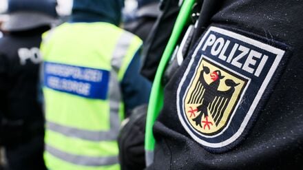 Bundespolizisten haben bei zwei Jugendlichen in Neumünster Waffen sichergestellt. (Symbolfoto)