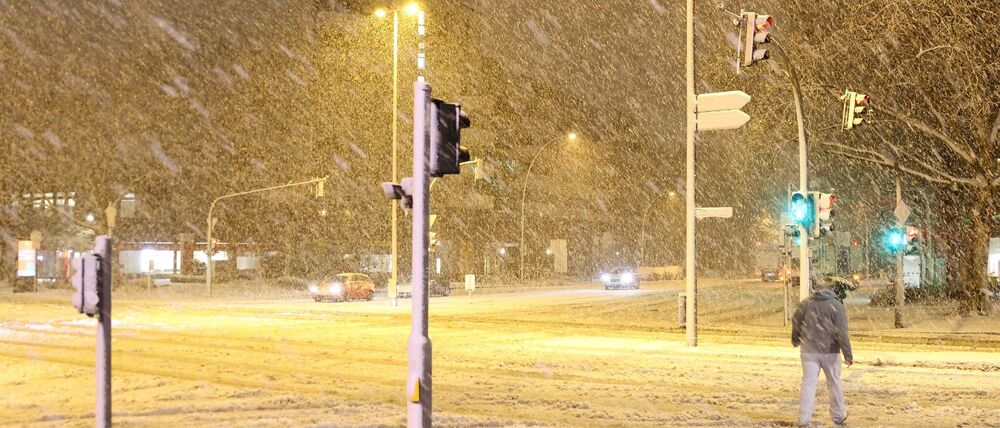 Ein Sturmtief bringt Schnee und Glatteis mit sich.