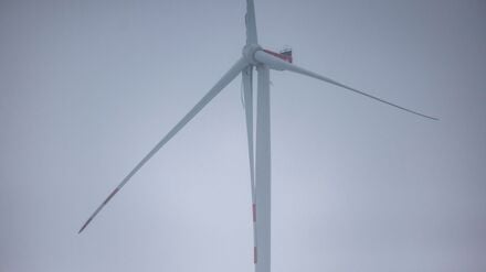 Der Flügel eines Windrads ist abgeknickt, weshalb eine angrenzende Autobahn gesperrt werden musste. 