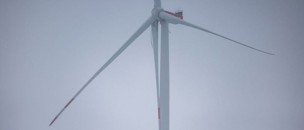 Der Flügel eines Windrads ist abgeknickt, weshalb eine angrenzende Autobahn gesperrt werden musste. 