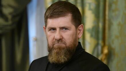 Der tschetschenische Präsident Ramsan Kadyrow wartet am 17.04.2025 vor einem Treffen mit dem russischen Präsidenten Wladimir Putin im Kreml in Moskau.