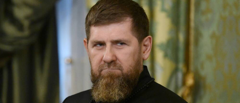 Der tschetschenische Präsident Ramsan Kadyrow wartet am 17.04.2025 vor einem Treffen mit dem russischen Präsidenten Wladimir Putin im Kreml in Moskau.