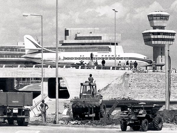 Eine vollbesetzte Caravelle der französischen Fluggesellschaft Air France rollt am 10.06.1974 am Flughafen Tegel in Berlin am neuen noch nicht ganz fertiggestellten Terminal-Gebäude und Tower vorbei. Das neue Terminal wurde am 23.10.1974 eingeweiht. Die Lufthansa drängt nach dem erneut geplatzten Starttermin für den Hauptstadt-Airport BER auf eine Ertüchtigung des alten Flughafens Berlin-Tegel. Foto: Konrad Giehr/dpa +++(c) dpa - Bildfunk+++