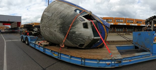 Das Cockpit der alten Boeing 707 verlässt auf einem Sattelschlepper den Ex-Flughafen Tegel. Foto: Lutz Esser
Über Jahrzehnte verrotete eine Boeing 707 in Tegel.
Jetzt wird sie abgewrackt – bis auf Einzelteile