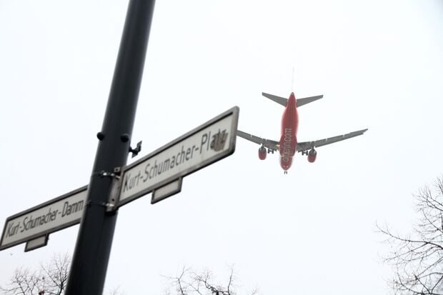 Flugzeug am Kurt-Schuhmacher-Platz in Berlin-Tegel beim Anflug zur Landung auf dem Fughafen Tegel. Foto: Thilo Rückeis