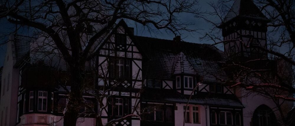 Alte Frau stirbt während des Stromausfalls in Wohnung. 