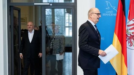 Brandenburgs Ministerpräsident Dietmar Woidke (SPD) weist Kritik des bisherigen Koalitionspartners BSW zurück. (Archivbild)