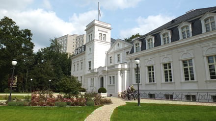 Die Villa Carlshagen ist ein Standort der HMU.