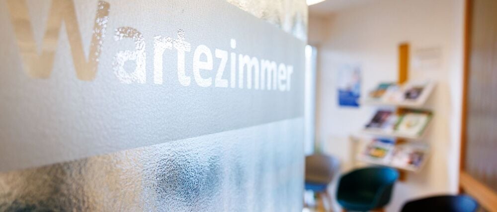 Wartezimmer werden laut Ärzteschaft immer wieder Schauplatz von Übergriffen. (Illustration)