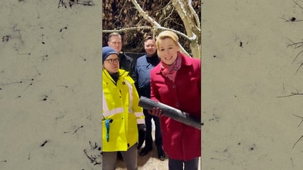 Franziska Giffey (SPD) mit dickem Kabel auf der Baustelle.