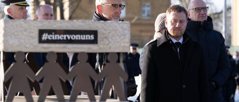 Die Regierungschefs von Sachsen und Brandenburg, Michael Kretschmer und Dietmar Woidke, gedenken des in Lauchhammer getöteten Polizisten.