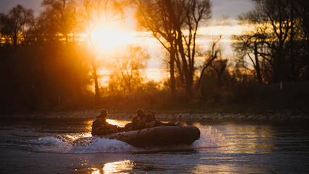 Leichte Spähkräfte fahren im Schlauchboot der Pioniere auf der Donau bei Bogen in den Einsatzraum während einer Übung.
