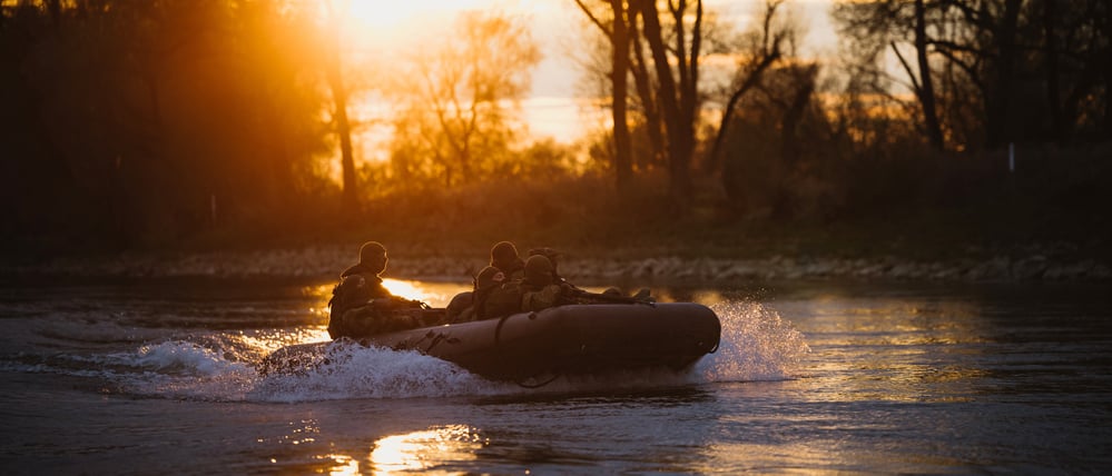 Leichte Spähkräfte fahren im Schlauchboot der Pioniere auf der Donau bei Bogen in den Einsatzraum während einer Übung.