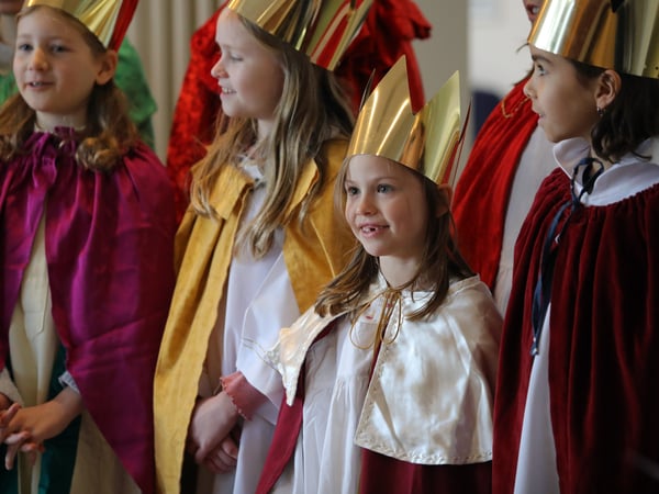 Sternsinger im Rathaus Potsdam. Sternsinger der Gemeinde St. Antonius Babelsberg im Rathaus-Ausweichstandort in der Edisonallee. In diesem Jahr steht die Sternsinger-Aktion unter dem Motto „Schule statt Fabrik – Sternsinger gegen Kinderarbeit“.