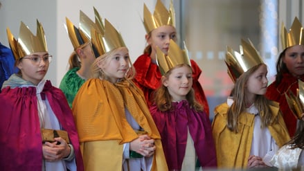 Sternsinger im Rathaus Potsdam. Sternsinger der Gemeinde St. Antonius Babelsberg im Rathaus-Ausweichstandort in der Edisonallee. In diesem Jahr steht die Sternsinger-Aktion unter dem Motto „Schule statt Fabrik – Sternsinger gegen Kinderarbeit“.