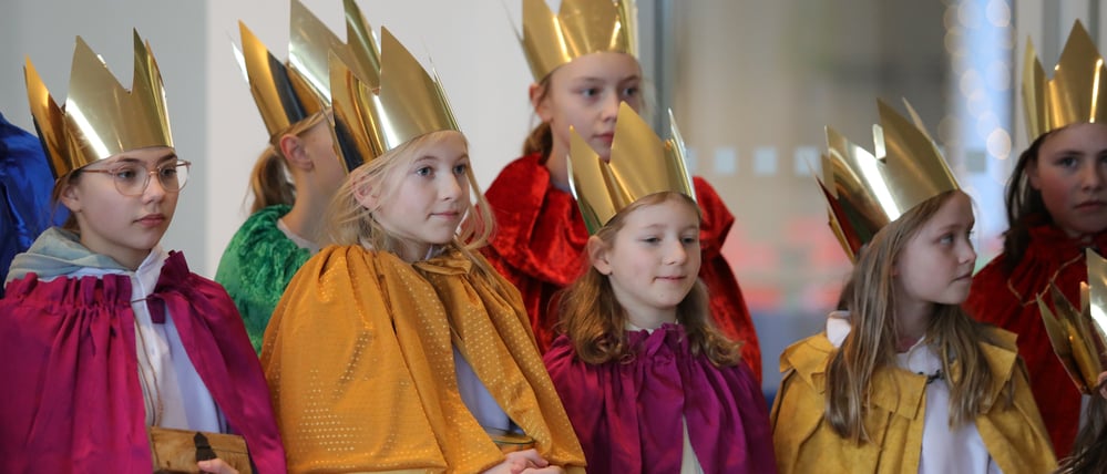 Sternsinger im Rathaus Potsdam. Sternsinger der Gemeinde St. Antonius Babelsberg im Rathaus-Ausweichstandort in der Edisonallee. In diesem Jahr steht die Sternsinger-Aktion unter dem Motto „Schule statt Fabrik – Sternsinger gegen Kinderarbeit“.