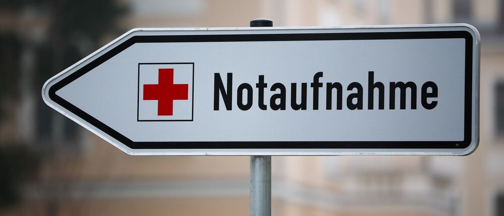 ARCHIV - 04.03.2024, Sachsen, Lindenthal: Ein Schild weist den Weg zur Notaufnahme. (Symbolbild) (zu dpa: «Stromausfall: Grundbetrieb in Kliniken per Notstrom möglich») Foto: Jan Woitas/dpa +++ dpa-Bildfunk +++