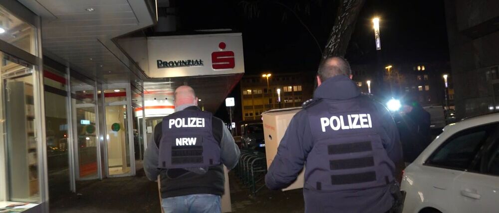 Nach dem spektakulären Sparkassen-Einbruch in Gelsenkirchen versuchen Trittbrettfahrer, mit Betrugsanrufen die Verunsicherung auszunutzen