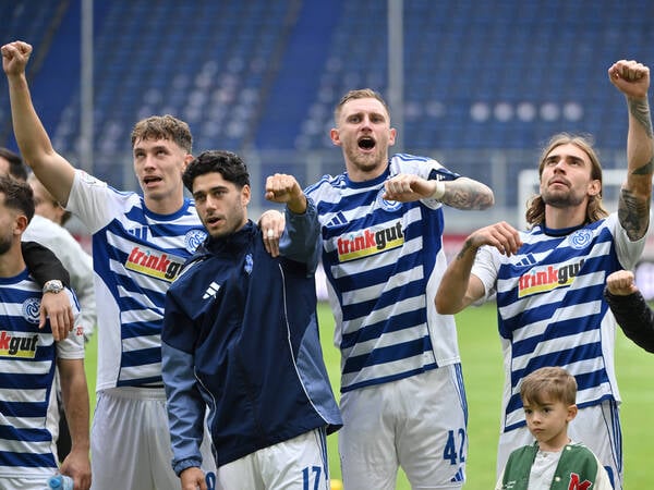 Duisburgs Spieler feiern den Sieg, Siegtorschütze Alexander Hahn MSV Duisburg in der Mitte, rechts Joshua Bitter MSV Duisburg 27.09.2025, Fussball, 3. Liga, Saison 2025/26, 8. Spieltag, MSV Duisburg - FC Ingolstadt DFB regulations prohibit any use of photographs as image sequences and/or quasi-video Duisburg Schauinsland Reisen Arena Nordrhein Westfalen Deutschland *** Duisburg players celebrate the victory, scorer Alexander Hahn MSV Duisburg in the middle, on the right Joshua Bitter MSV Duisburg 27 09 2025, Soccer, 3 Liga, Season 2025 26, Matchday 8, MSV Duisburg FC Ingolstadt DFB regulations prohibit any use of photographs as image sequences and or quasi video Duisburg Schauinsland Reisen Arena Nordrhein Westfalen Germany Team2