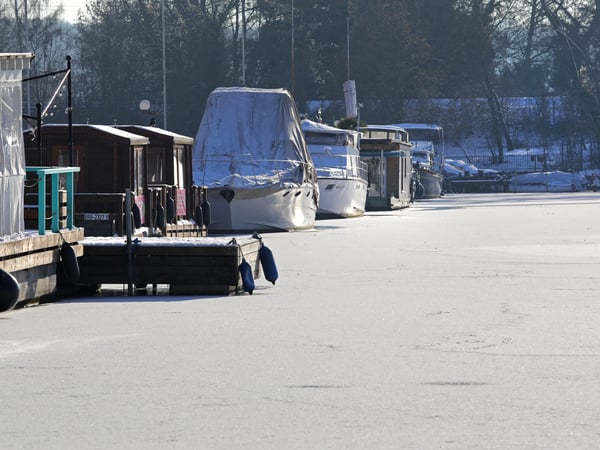 Winter in Potsdam. Glätte, Kälte, Verkehr, Tiere. Boote im Eis in der Neustedter Havelbucht.