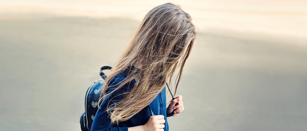 Ein Mädchen mit Schulranzen (Symbolbild).