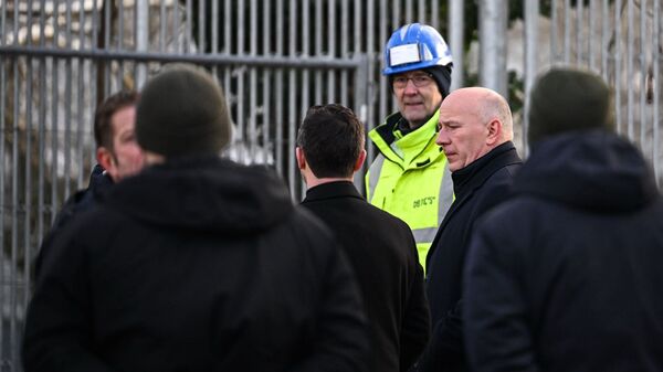 05.01.2026, Berlin: Berlins Regierender Bürgermeister Kai Wegner (CDU, 2.v.r) bei den Bauarbeiten am Ort des Kabelbrandes. Zehntausende Menschen im Südwesten der Hauptstadt haben keinen Strom. Foto: Britta Pedersen/dpa +++ dpa-Bildfunk +++