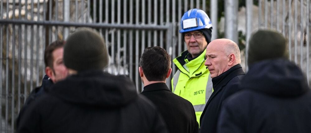05.01.2026, Berlin: Berlins Regierender Bürgermeister Kai Wegner (CDU, 2.v.r) bei den Bauarbeiten am Ort des Kabelbrandes. Zehntausende Menschen im Südwesten der Hauptstadt haben keinen Strom. Foto: Britta Pedersen/dpa +++ dpa-Bildfunk +++