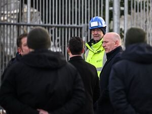 05.01.2026, Berlin: Berlins Regierender Bürgermeister Kai Wegner (CDU, 2.v.r) bei den Bauarbeiten am Ort des Kabelbrandes. Zehntausende Menschen im Südwesten der Hauptstadt haben keinen Strom. Foto: Britta Pedersen/dpa +++ dpa-Bildfunk +++