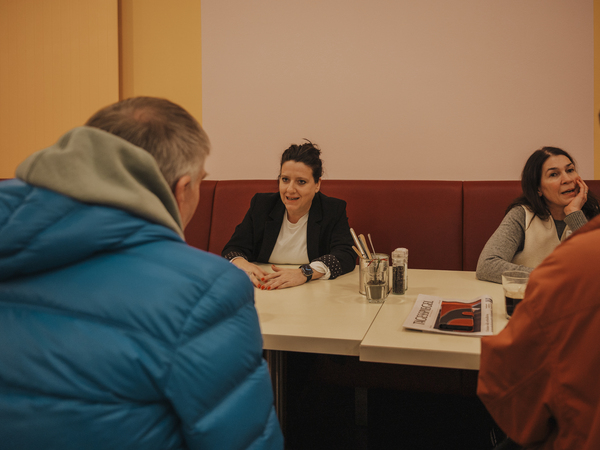 Am 7. Januar lud der Tagesspiegel zur Suppe ein in der Kantine der Redaktion. Mit Lesern sprechen Tagesspiegel Chefredakteure Anke Myrrhe und Verlagsleiterin Unternehmenskommunikation & Veranstaltungen Sandra Friedrich.