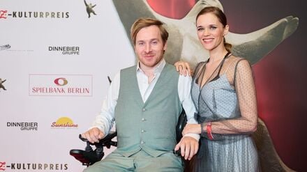 Mit ihrem Sohn Romeo Casper sind Samuel und Sarah Koch jetzt zu dritt. (Archivbild)