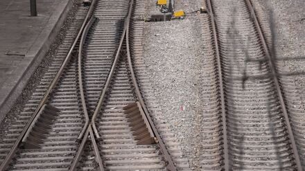 Die Bahn rechnet wegen der Wetterlage mit Einschränkungen. (Archivbild)
