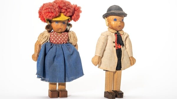 Völkisches Kunsthandwerk, handgeschnitzt: Trachtenpuppen aus der Werkstatt von Lotte Sievers-Hahn in Bremen, um 1933.