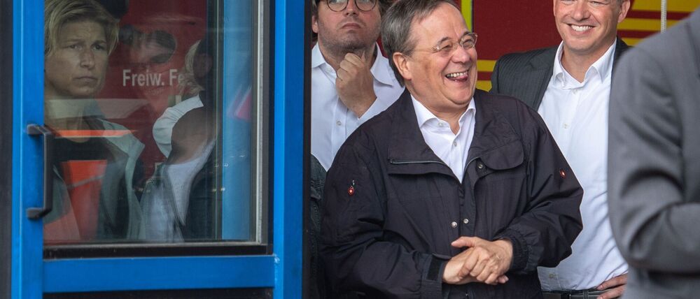 Der Laschet-Moment. Der damalige Unionskanzlerkandidat Armin Laschet (CDU) lachte nach der Ahrtal-Katastrophe bei einem Besuch der Region im Juli 2021, während Bundespräsident Frank-Walter Steinmeier sich zu dem Unglück äußerte. (Archivbild)